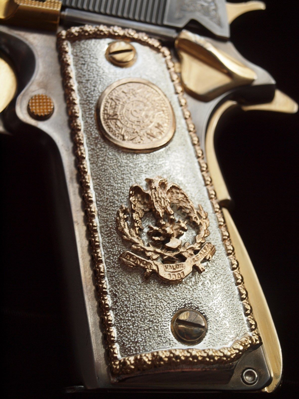 (image for) Aztec Calendar with Mexican Eagle Emblem Pistol Grips